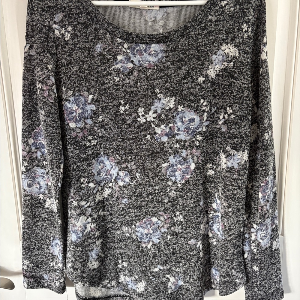 Wallflower Textured Knit Sweater in Black and Gray